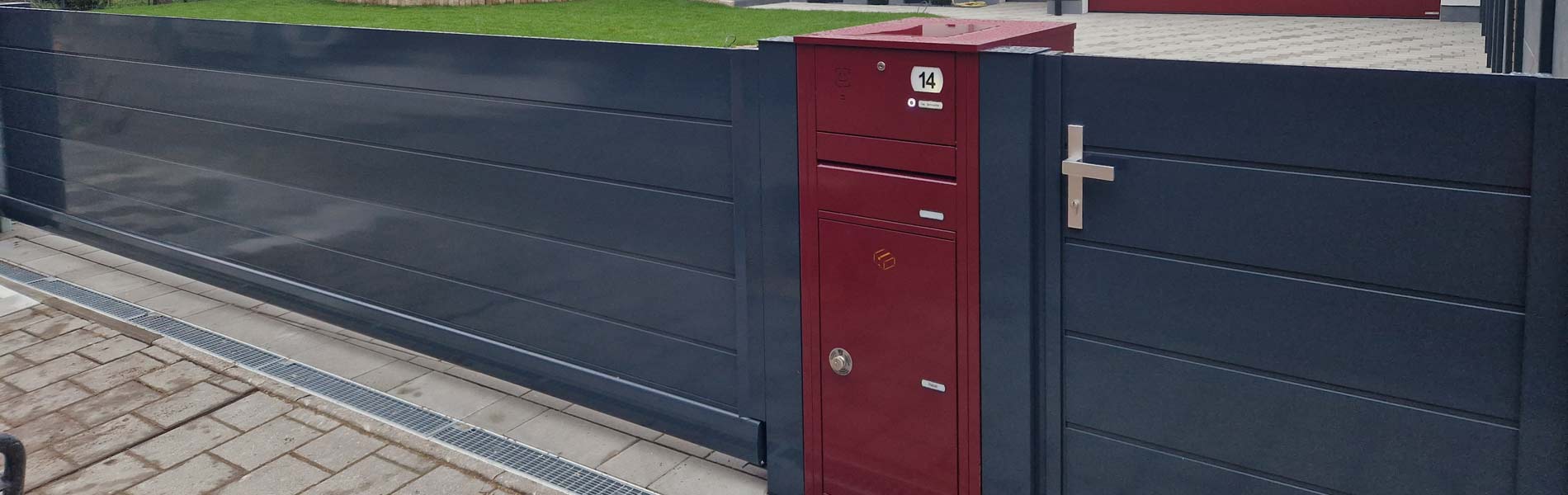 Briefkastensäule und Paketbox